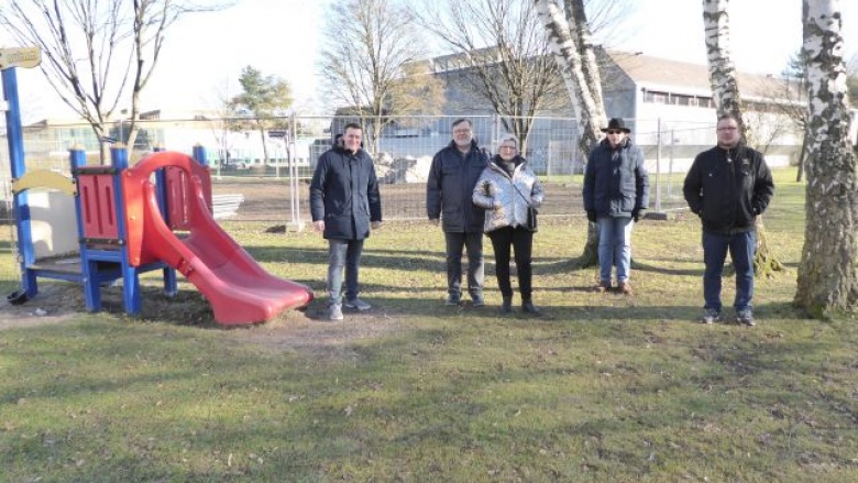 v.l.n.r. Christian Finkler, Bernd Moritz, Edith Quinten, Stefan Schmitt und Thorsten Ewen bei der Begehung des Spielplatzes