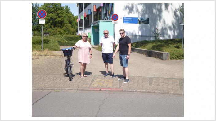 v.l.n.r. Edith Quinten, Stefan Schmitt und Christian Finkler machten sich ein Bild von der vorhandenen Schulwegsicherung